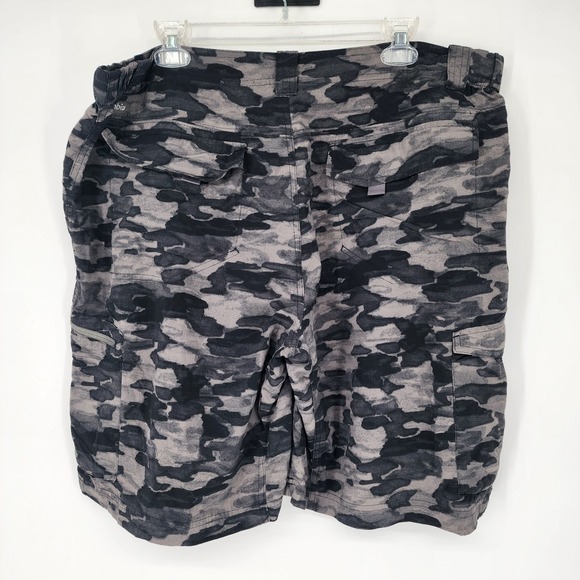 Columbia Men's Omni-Shade Cargo Shorts Men's 40 Black Gray Camouflage Utility 9" - Picture 3 of 12